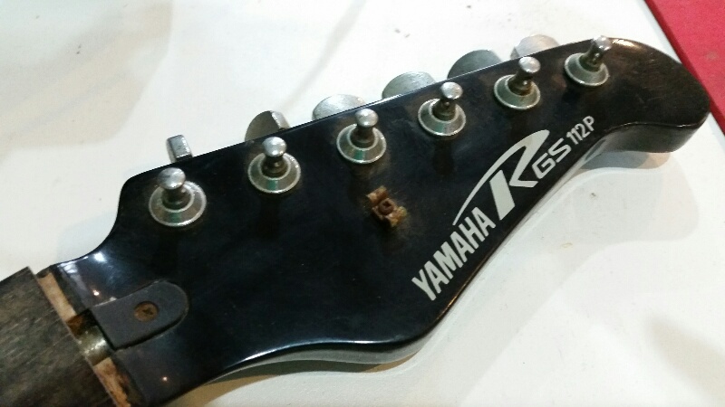 คอ Yamaha RGS112 (finger board ร้าวตามรูป)