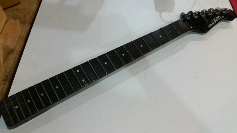คอ Yamaha RGS112 (finger board ร้าวตามรูป)